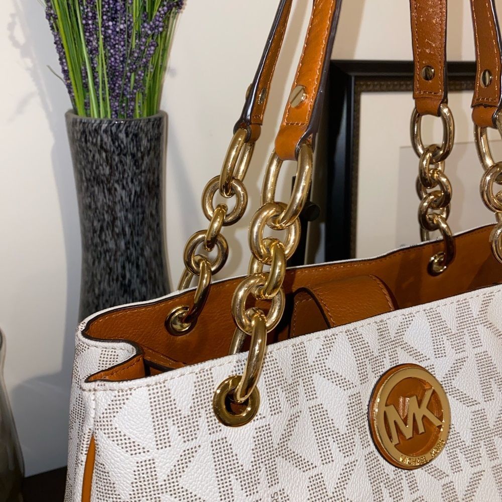 Michael Kors Signature MK Vanilla Acorn Fulton Chain Leather Tote - Picture 3 of 15